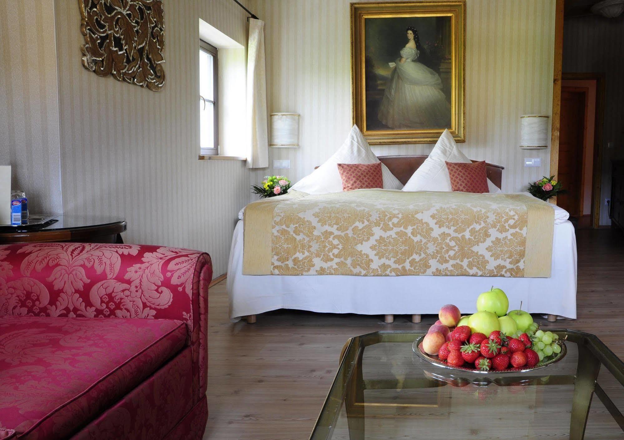 Hotel Schlossresidenz Heitzenhofen 3*